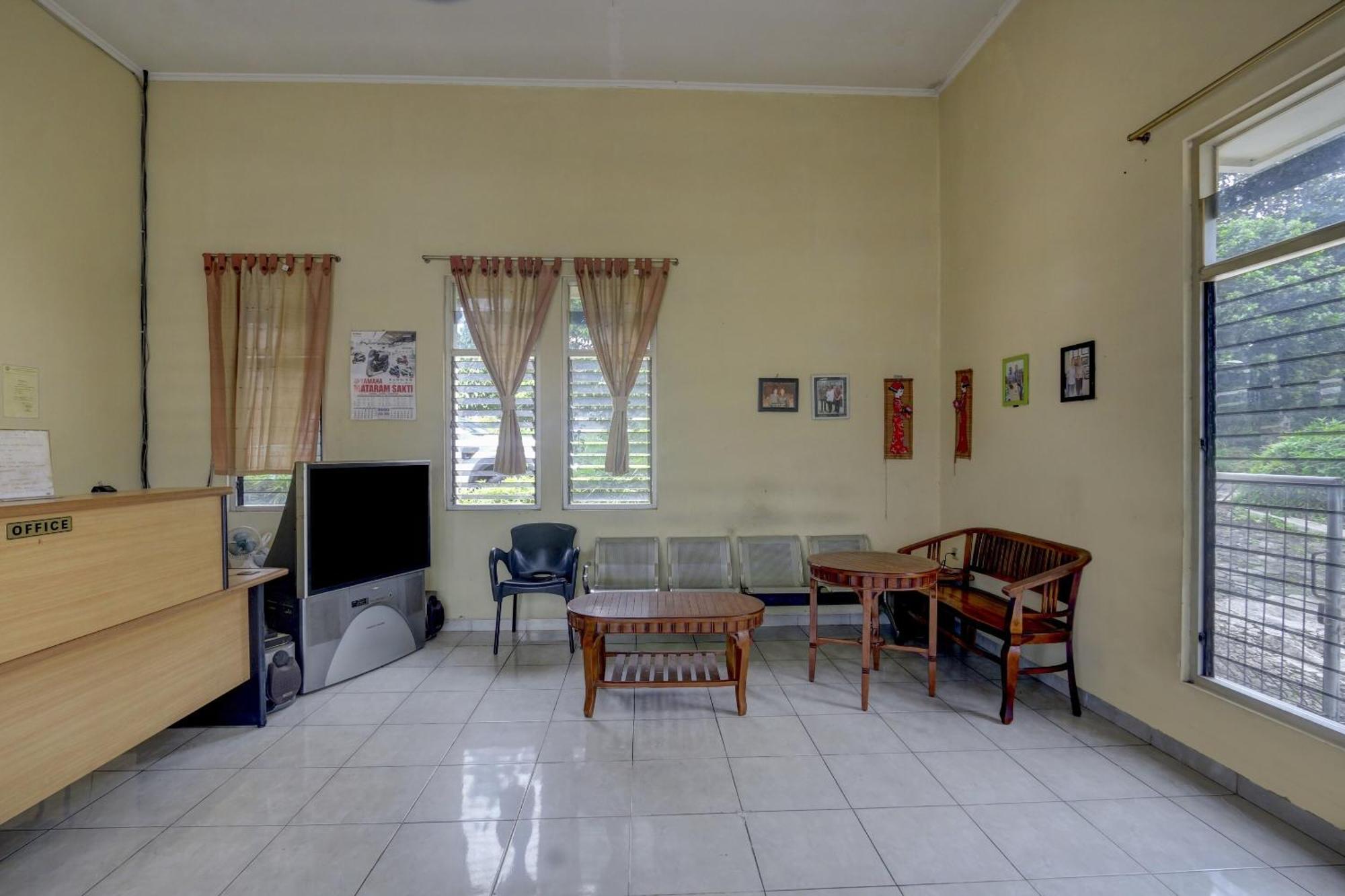 Oyo Life 90159 Puri Asoka Guest House Semarang Exterior foto